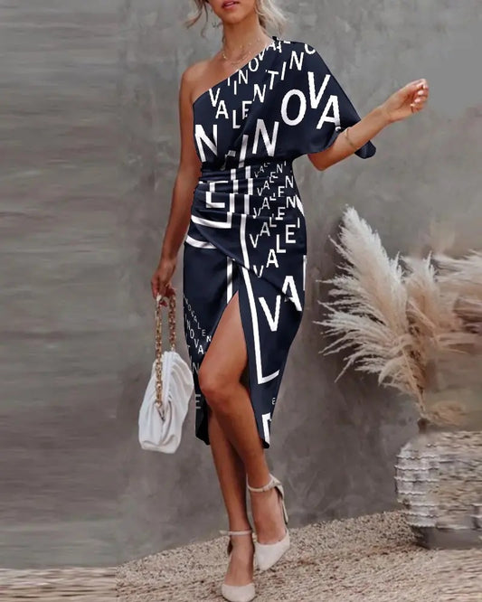 Летнее платье без рукавов с открытыми плечами, сумкой через плечо и цветочным принтом, разрезом.