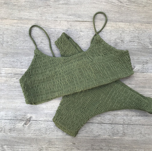 Элегантный купальник-бикини с плиссированными треугольниками.