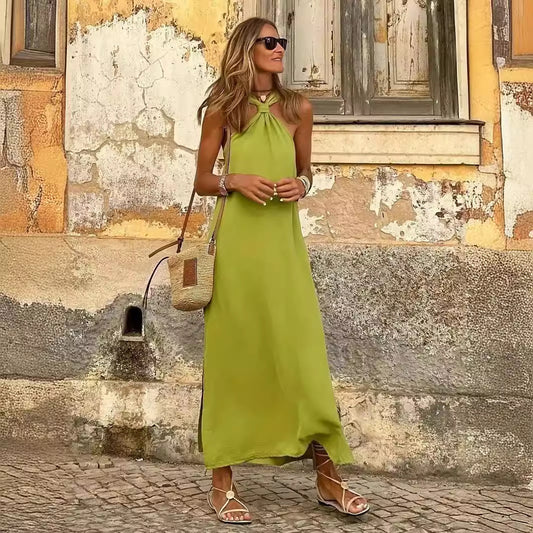 Платье однотонное, длинное, с завязанным вырезом и подтяжками.