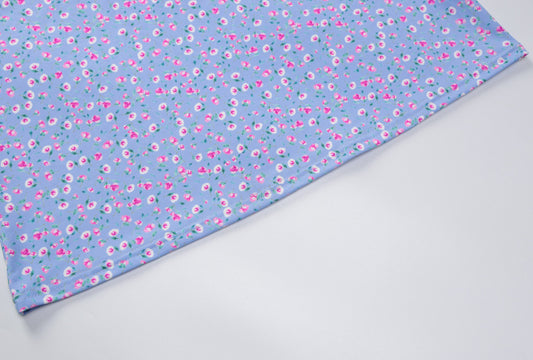 Женское длинное платье приталенного кроя с открытой спиной и подтяжками, с цветочным принтом.