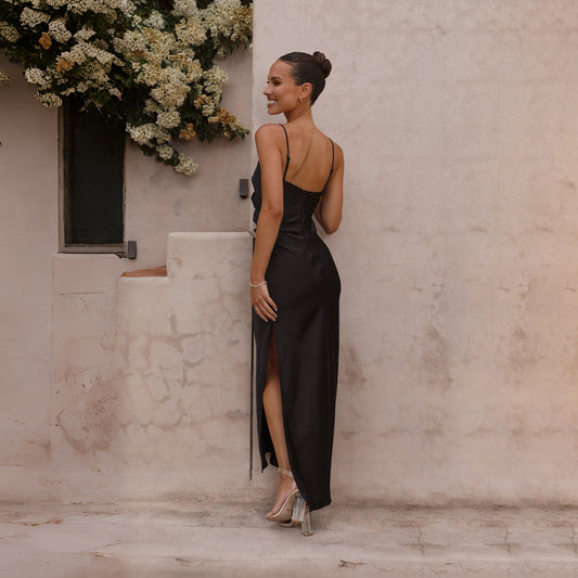 Женское облегающее платье без рукавов на тонких бретелях с разрезом