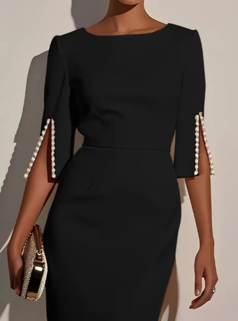 Элегантное платье средней длины с разрезом на рукаве