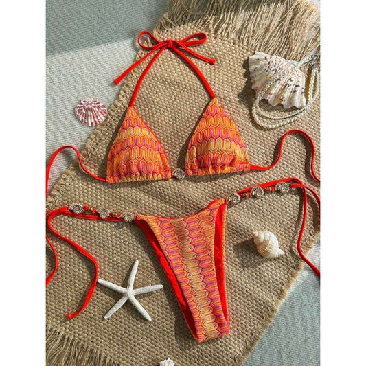 Женский красный бикини в этническом стиле с элегантными завязками и металлическими акцентами.