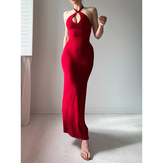Однотонное элегантное платье с разрезом и завязками на шее