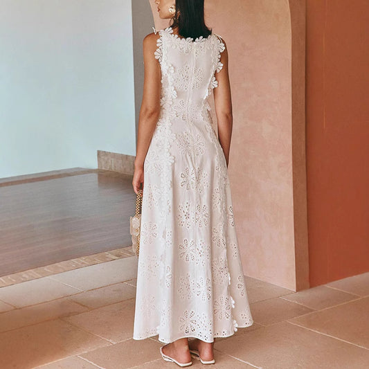 Праздничное платье с кружевной вышивкой и бретелями