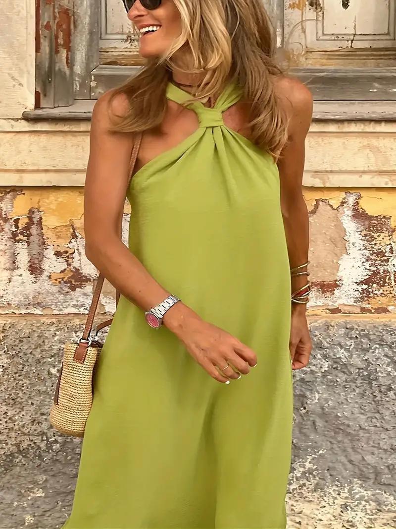 Платье однотонное, длинное, с завязанным вырезом и подтяжками.