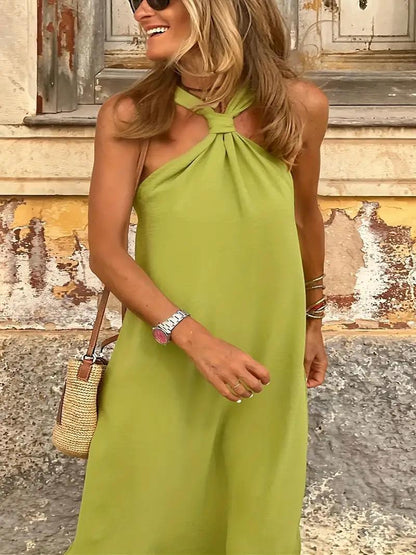 Платье однотонное, длинное, с завязанным вырезом и подтяжками.