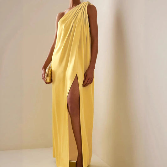 Длинное вечернее платье без рукавов с разрезом и косыми плечами