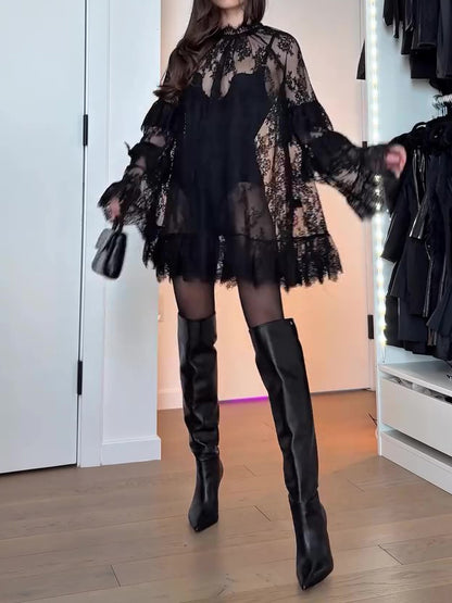 Платье с длинными рукавами и прозрачными кружевами