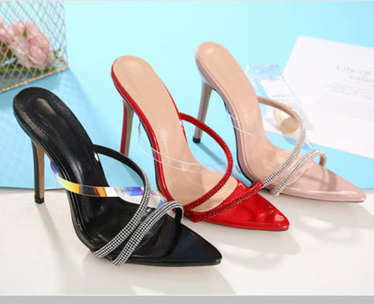 Остроносые сандалии на тонком каблуке, украшенные стразами.