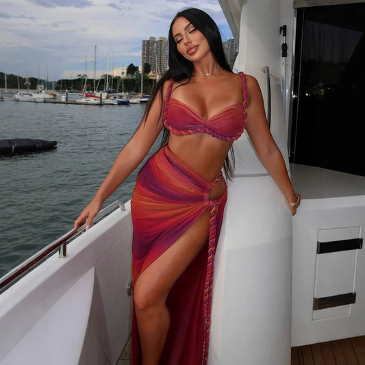 Элегантный модный пляжный купальник с тканым топом-халтером и разрезом на юбке.