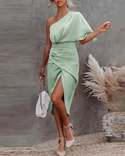 Летнее платье без рукавов с открытыми плечами, сумкой через плечо и цветочным принтом, разрезом.