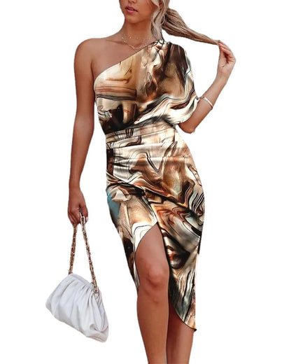 Летнее платье без рукавов с открытыми плечами, сумкой через плечо и цветочным принтом, разрезом.