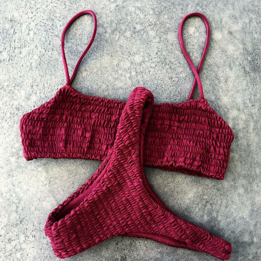 Элегантный купальник-бикини с плиссированными треугольниками.