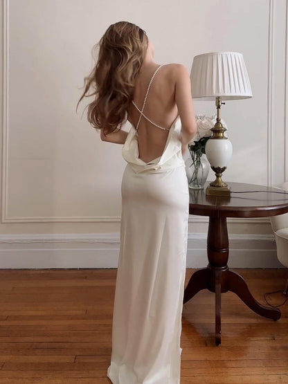 Белое платье с открытой спиной, глубоким вырезом и разрезом