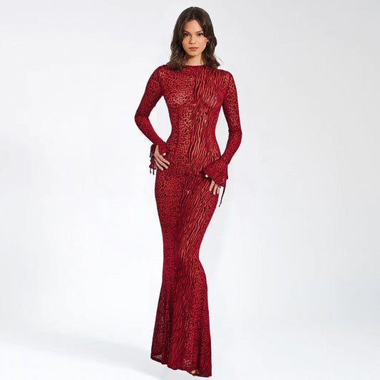 Длинное вечернее платье облегающего силуэта с цветочным принтом и прозрачными вставками.