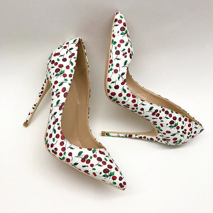 Французская девушка на высоких каблуках