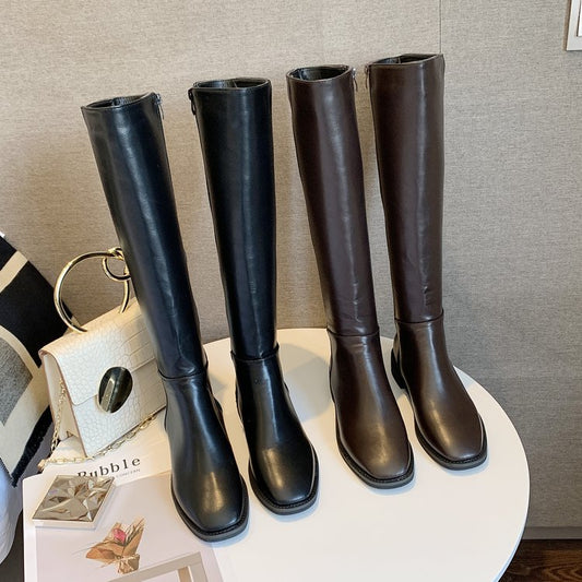 Женские сапоги на толстом каблуке, средней высоты, выше колена.