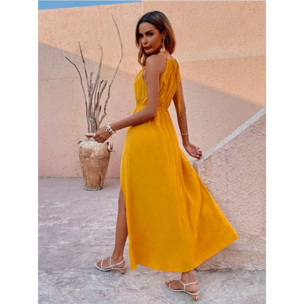 Женское однотонное платье с разрезом и бретелями на бедре