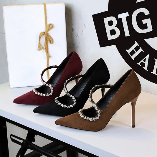 Остроносые туфли на высоком каблуке с бриллиантовой цепочкой и одним ремешком на тонком каблуке