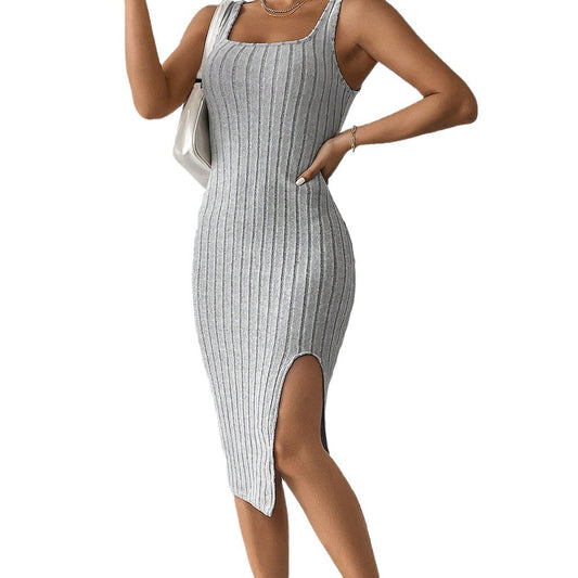 Длинное платье облегающего кроя из ребристой ткани с разрезом, однотонное, на бретелях.
