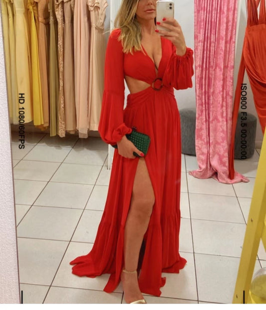 Вязаное женское платье с длинными рукавами и разрезом