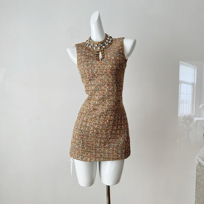 Платье без рукавов, расшитое бисером и приталенное.