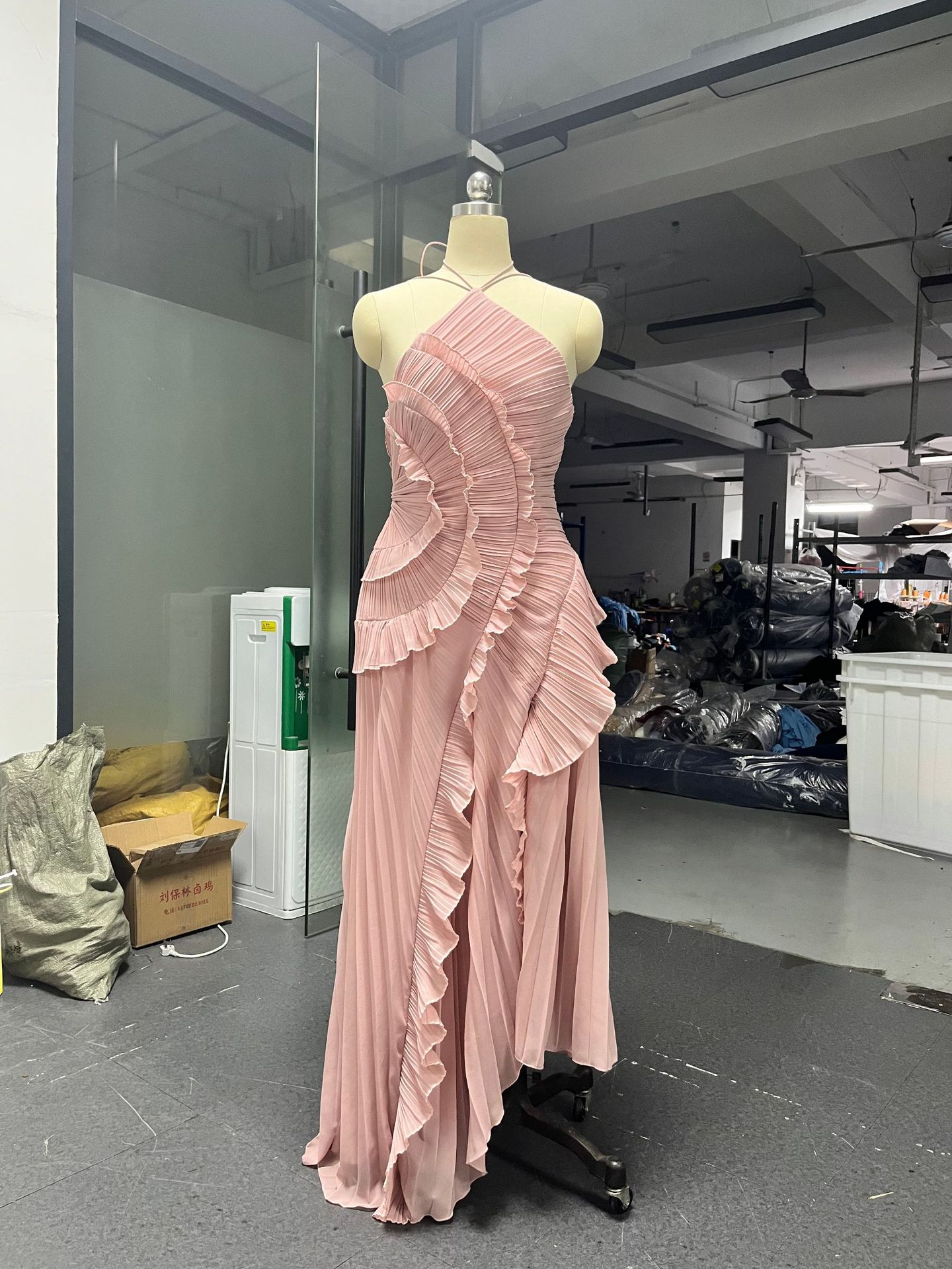 Платье с оборками, складками и асимметричным подолом