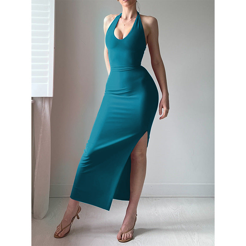 Однотонное элегантное платье с разрезом и завязками на шее