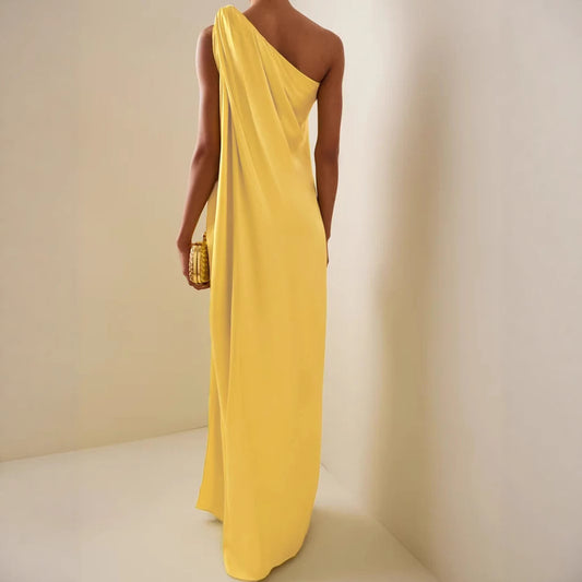 Длинное вечернее платье без рукавов с разрезом и косыми плечами