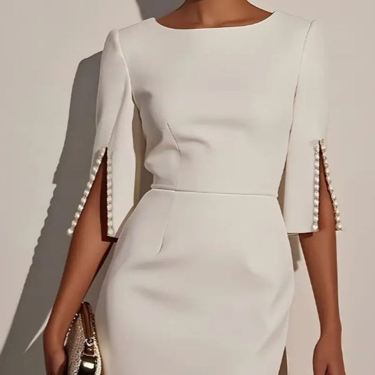 Элегантное платье средней длины с разрезом на рукаве