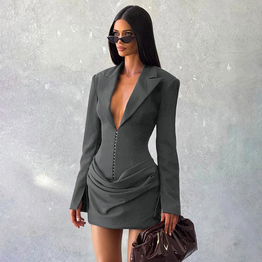 Мини-платье Amara из коллекции Atelier Noire с V-образным вырезом, структурированной плиссированной юбкой, подчеркивающей талию.