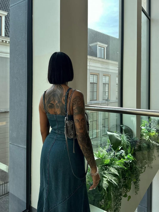 Джинсовое однобортное платье на подтяжках