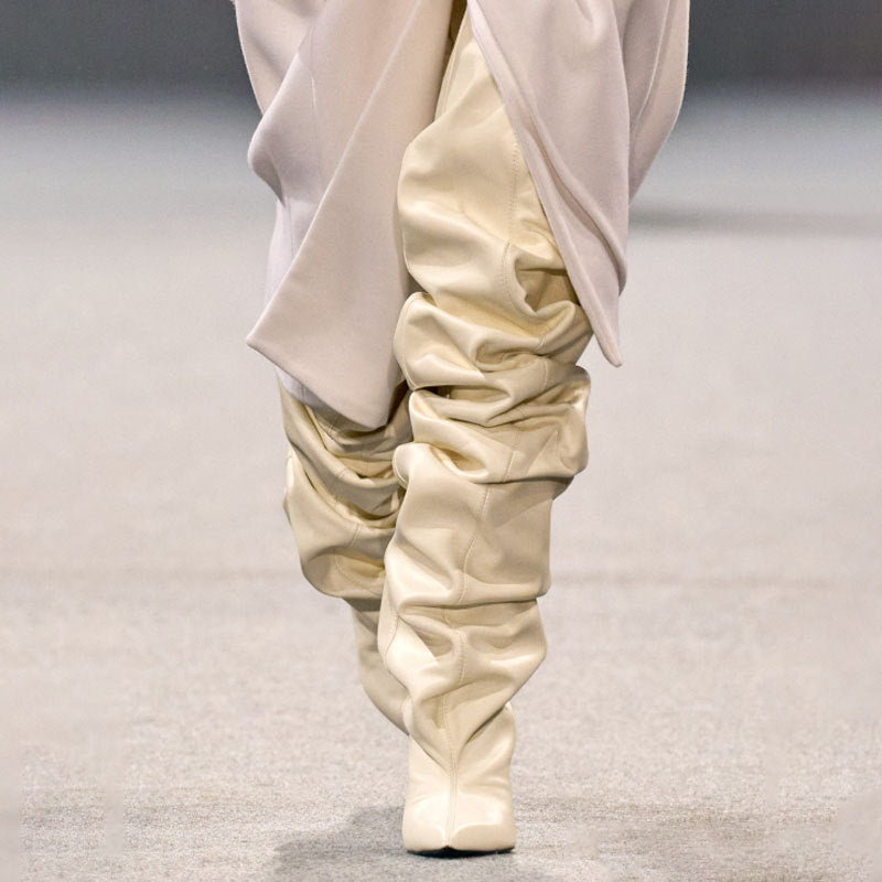 Женские плиссированные сапоги выше колена с острым носком на танкетке.